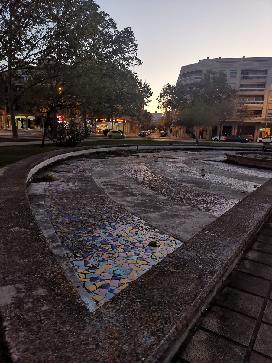 pepbauza's tweet photo. Fuente frente al Conservatorio y la del parc de ses Fonts esta igual, como muchas otras. Contaron que había presupuesto, que el tema de las fuentes se iba a solucionar y por fin Palma las tendría en funcionamiento. Ahí van otros olvidos. #Palmacomoencasa #Palmaciudad integradora https://t.co/lkHb87HFDl