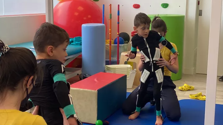 aedhe's tweet photo. Si este sábado estás en #Playoff del Club Juventud de Alcalá estarás apoyando la campaña para conseguir un exoesqueleto #Exopulse para Leo, un niño con parálisis cerebral con muchas ganas de recuperar la movilidad que ahora no tiene. El traje cuesta 7000€ https://t.co/0FmQsfDQeZ https://t.co/YGxqozMGwT