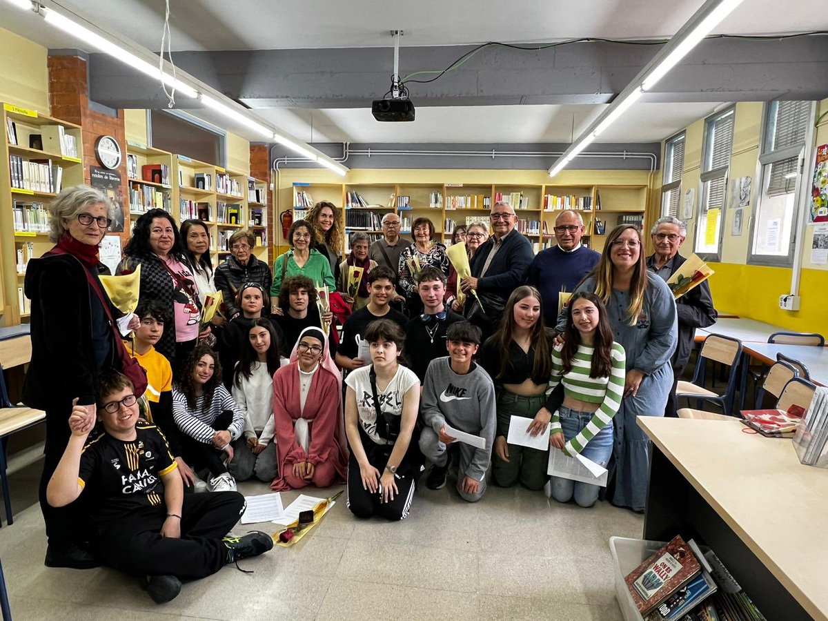 BiblioDali's tweet photo. Avui la @BiblioDali ha acollit l’activitat de “Les biografies”, relats sobre les persones que més estimen els alumnes de 2n d’ESO, habitualment els avis i els pares, encara que també els germans i els amics. Històries de vida que contenen emoció i vida a cada punt. #SantJordi2023 https://t.co/CDY9l7L9Eh