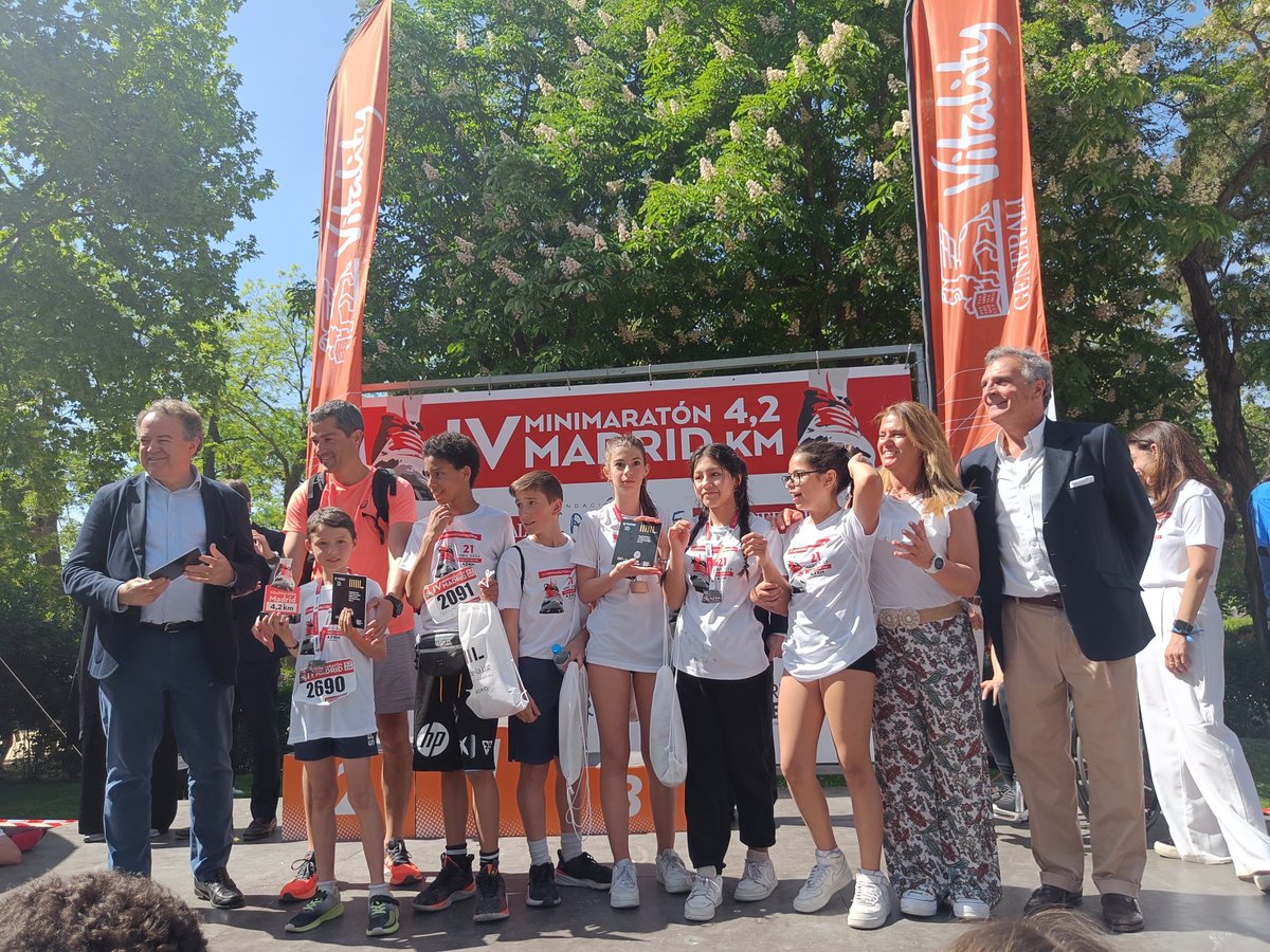 Entrega de Placas a los Colegios implicados en la Acción PAISAJE DE LA LUZ Luis Lafuente, DG de Patrimonio <a href="/MADRID/">Ayuntamiento Madrid</a> 

Bravo <a href="/spinolaloreto/">Real Colegio Ntra. Sra. de Loreto - Madrid</a> <a href="/DallingtonBS/">Dallington School</a> <a href="/IESLopedeVega/">IES Lope de Vega</a> !!!!!👏👏👏

#sostenibilidad