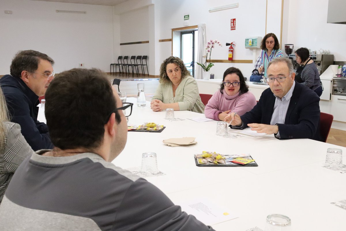 PazodeRaxoi's tweet photo. 📢O alcalde e a concelleira Mila Castro fixeron unha visita esta mañá aos usuarios e usuarias da Fundación #DownCompostela, onde coñeceron de primeira man ́o traballo da entidade e escoitaron as súas propostas para facer unha administración pública máis inclusiva🫂 https://t.co/YB0CwR4fFc