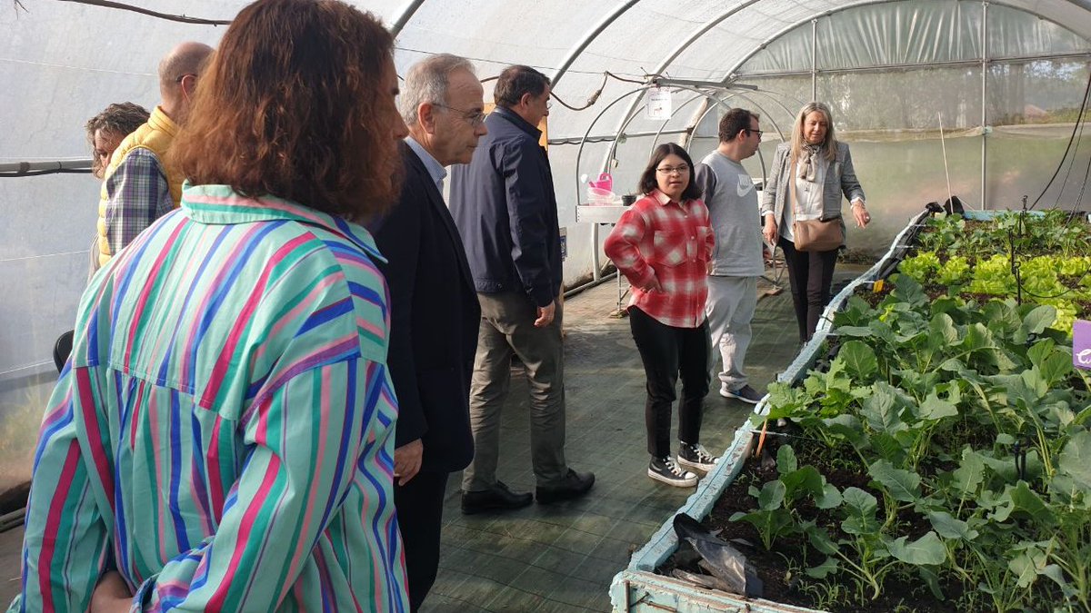 PazodeRaxoi's tweet photo. 📢O alcalde e a concelleira Mila Castro fixeron unha visita esta mañá aos usuarios e usuarias da Fundación #DownCompostela, onde coñeceron de primeira man ́o traballo da entidade e escoitaron as súas propostas para facer unha administración pública máis inclusiva🫂 https://t.co/YB0CwR4fFc