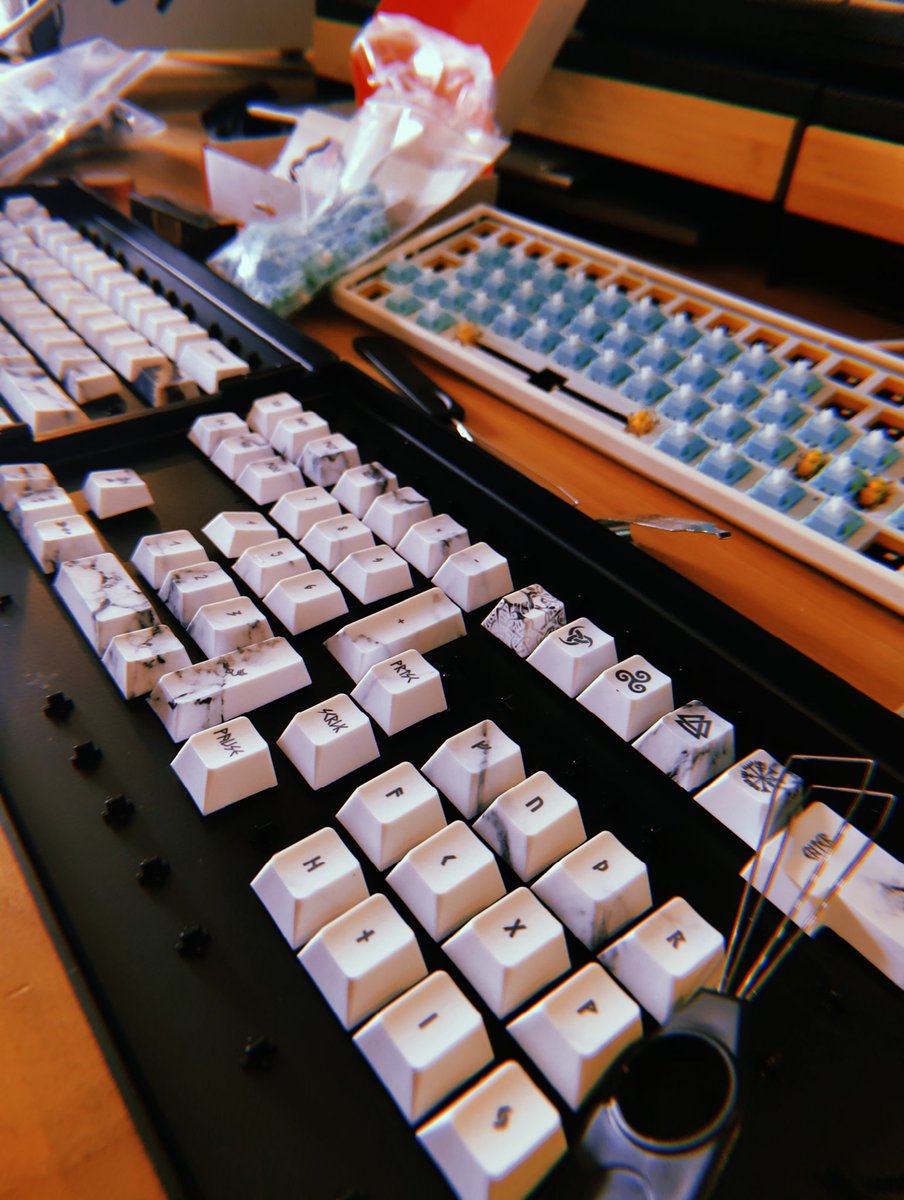 SerGoldie's tweet photo. Guess who got some new keeb goodness 👀 (the group buy urge has been quelled) https://t.co/mfvTvd4DP5