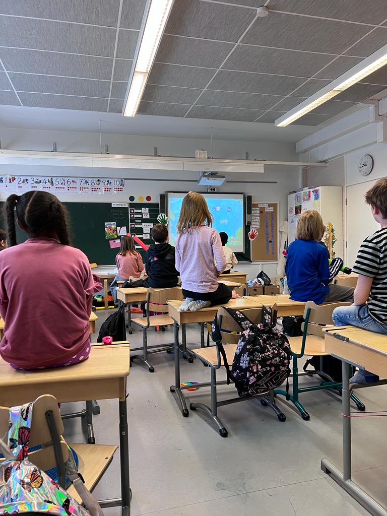 CREENA_Navarra's tweet photo. Estrella, Santa Barbara IPko irakasleak, honela deskribatzen du Helsinkin izandako esperientzia: "oso ikasle gaituak prestatzen ari den hezkuntza berritzailea"
#sepiegob #ErasmusPlus #CREENA https://t.co/W93I742l6q