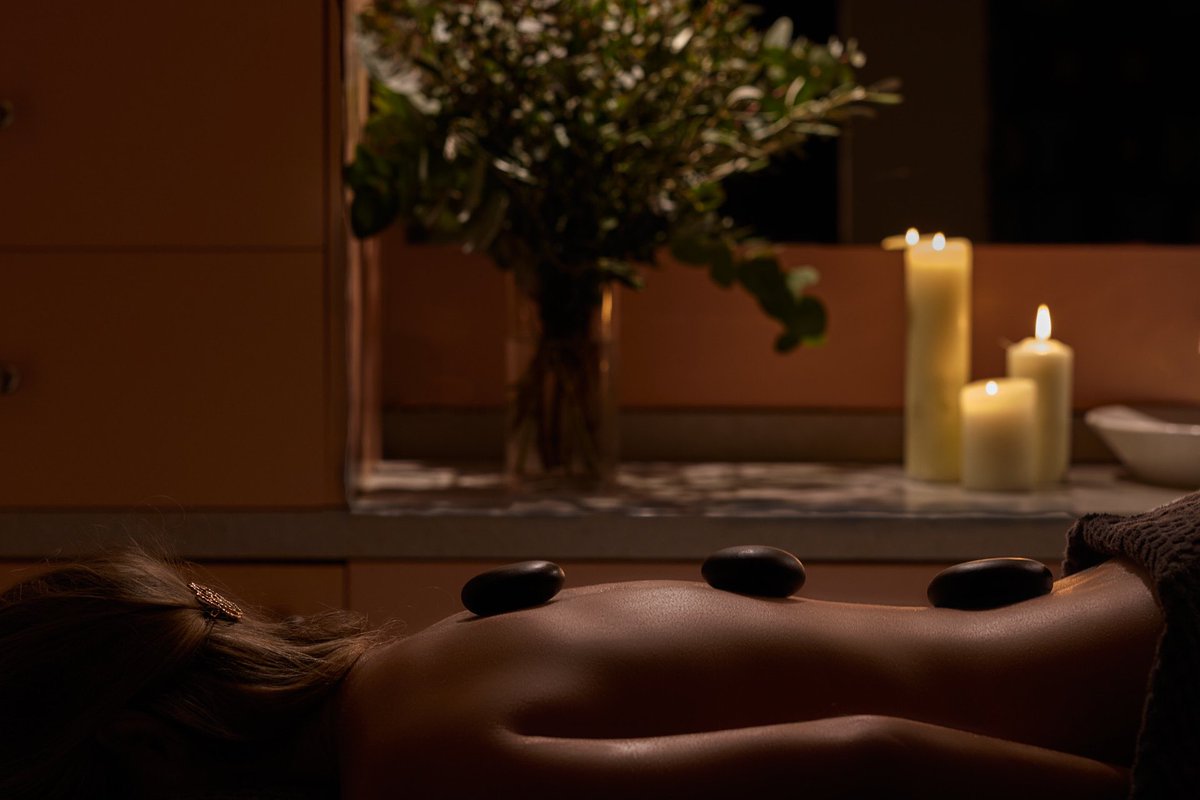 Needing some time to switch off? 

We have some last minute treatment availability throughout next week. 
Give us a call on 01225 580439 or pop us over an email to spa@homewoodbath.co.uk to book. We'll see you by the pool 🧖‍♂️