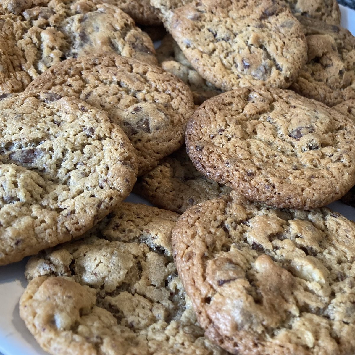 edusalguero's tweet photo. Y ya es viernes de semana de #Explorers! 😎 Viernes de #RechargeDay de @cabify🔋, de limpiar el patio de luces 🧹🫣 y hacer unas galletas 🍪👨‍🍳🤣 https://t.co/BIdUn0BMeH