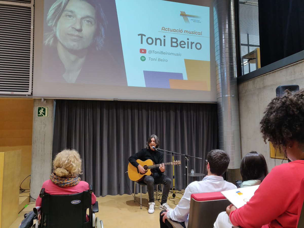 PlatEducativa's tweet photo. 🎤Seguim amb l’actuació musical de Toni Beiro @Beiro74 https://t.co/GfMV40jLCw