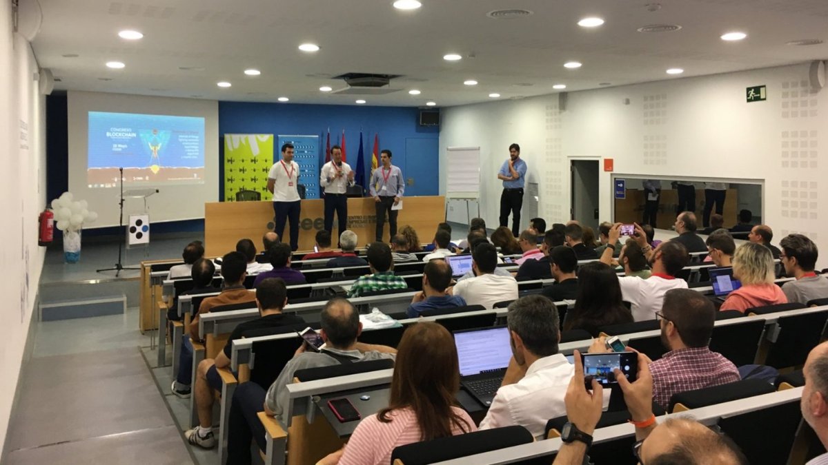 CeeiMurcia's tweet photo. 🚀 ¡El #CongresoBlockchainMurcia regresa hoy en formato híbrido!

🔵 El evento pondrá el foco en las últimas novedades tecnológicas para escalar y ampliar capacidad.

🔗 ¡Consulta el programa completo e inscríbete si todavía no lo has hecho! https://t.co/SyeL0IKJJU https://t.co/CpTryOI6Ju