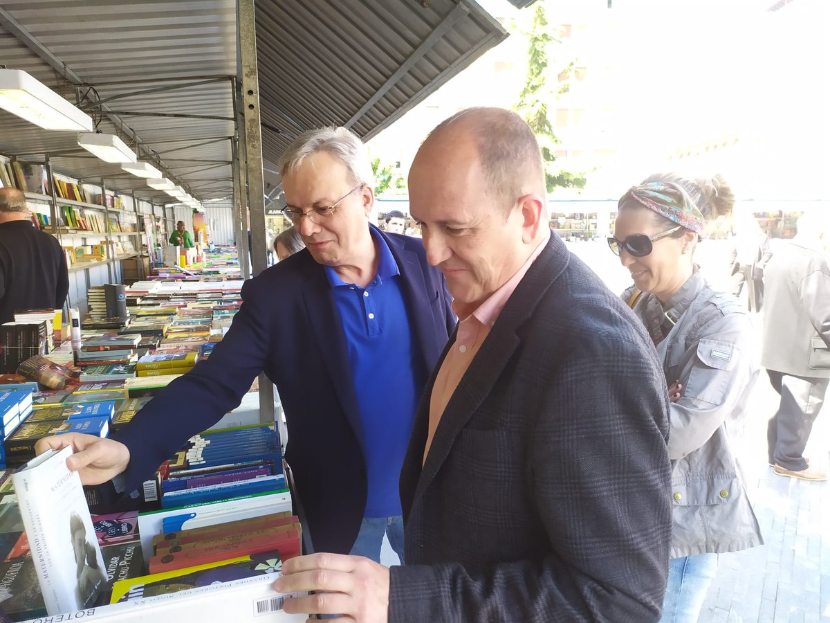 PSEBarakaldo's tweet photo. 📚 Hoy ha comenzado la Feria del Libro en la Herriko Plaza de #Barakaldo. Nuestro candidato a Alcalde, @carlosfebaraka, ha recorrido los puestos y ha comprado varios libros de escritores locales. 

Barakaldoko Liburu Azoka jada martxan dago, bertako idazleen hainbat lanekin. https://t.co/DSSomVFV5Q