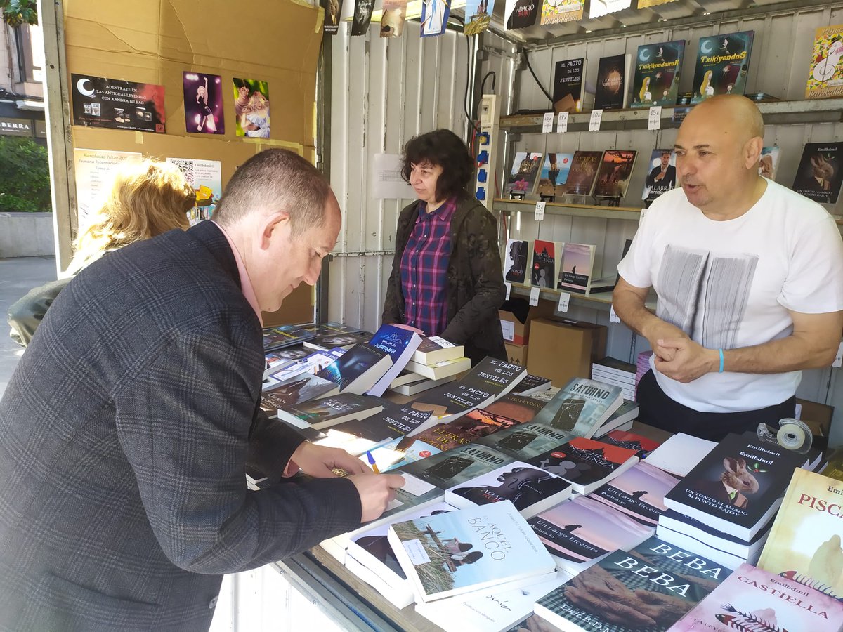PSEBarakaldo's tweet photo. 📚 Hoy ha comenzado la Feria del Libro en la Herriko Plaza de #Barakaldo. Nuestro candidato a Alcalde, @carlosfebaraka, ha recorrido los puestos y ha comprado varios libros de escritores locales. 

Barakaldoko Liburu Azoka jada martxan dago, bertako idazleen hainbat lanekin. https://t.co/DSSomVFV5Q