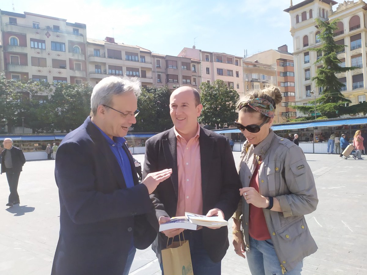PSEBarakaldo's tweet photo. 📚 Hoy ha comenzado la Feria del Libro en la Herriko Plaza de #Barakaldo. Nuestro candidato a Alcalde, @carlosfebaraka, ha recorrido los puestos y ha comprado varios libros de escritores locales. 

Barakaldoko Liburu Azoka jada martxan dago, bertako idazleen hainbat lanekin. https://t.co/DSSomVFV5Q