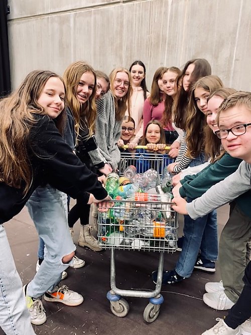 WLT_Theater's tweet photo. Heute feiert unser Jugendclub Premiere und eröffnet zugleich unseren "Bühnensturm"!🥳

Um 19:00 Uhr zeigt der Club seine Stückentwicklung "Lügen und Verwirrungen! im WLT-Studio.

Wir wünschen allen Beteiligten ein 💛 TOI TOI TOI!!! https://t.co/6UREvkJP8J