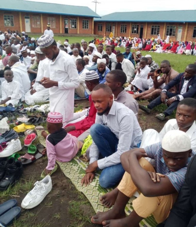 gikombecell2022's tweet photo. Ubuyobozi bw'akagari ka Gikombe muri @RubavuSector dukomeje kwifuriza abavandimwe baba Islam Bose  umunsi mwiza wo gusoza igisibo gitagatifu. 
"Eid Mubarak"

@habanabakizefi1 @harblaise @kambogo1 @RubavuDistrict @islamrwanda @RwandaLocalGov https://t.co/smcxoY5niz