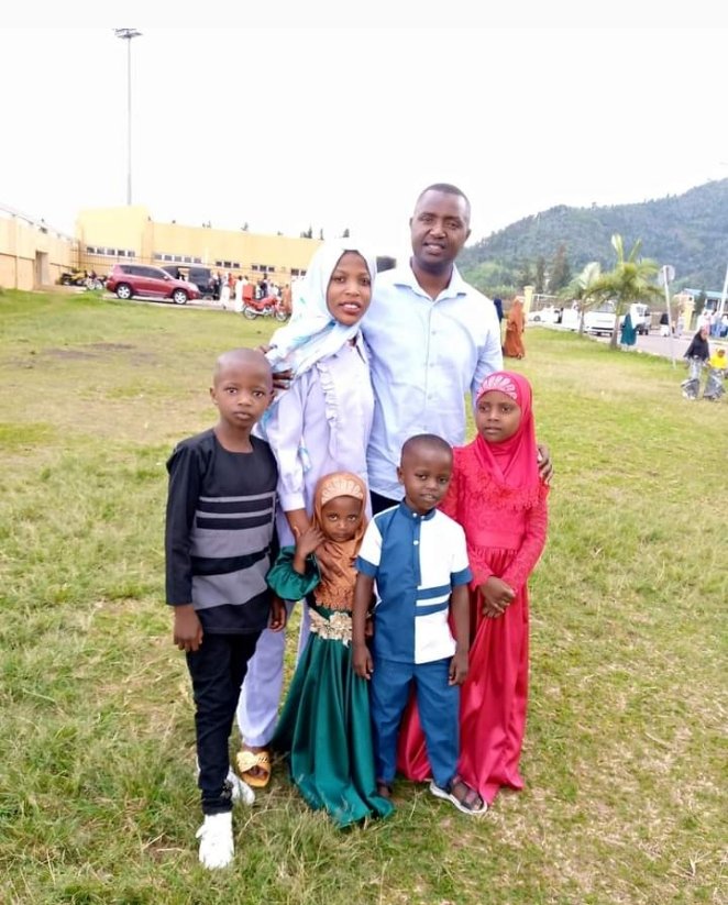 gikombecell2022's tweet photo. Ubuyobozi bw'akagari ka Gikombe muri @RubavuSector dukomeje kwifuriza abavandimwe baba Islam Bose  umunsi mwiza wo gusoza igisibo gitagatifu. 
"Eid Mubarak"

@habanabakizefi1 @harblaise @kambogo1 @RubavuDistrict @islamrwanda @RwandaLocalGov https://t.co/smcxoY5niz