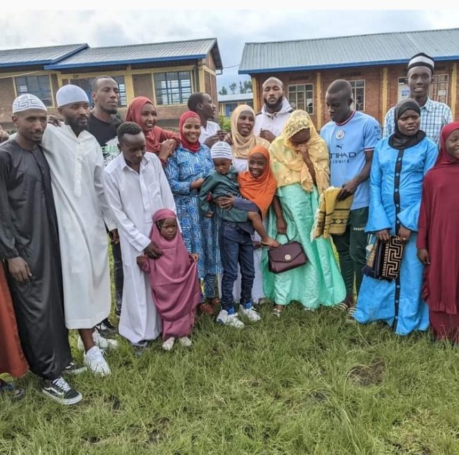 gikombecell2022's tweet photo. Ubuyobozi bw'akagari ka Gikombe muri @RubavuSector dukomeje kwifuriza abavandimwe baba Islam Bose  umunsi mwiza wo gusoza igisibo gitagatifu. 
"Eid Mubarak"

@habanabakizefi1 @harblaise @kambogo1 @RubavuDistrict @islamrwanda @RwandaLocalGov https://t.co/smcxoY5niz