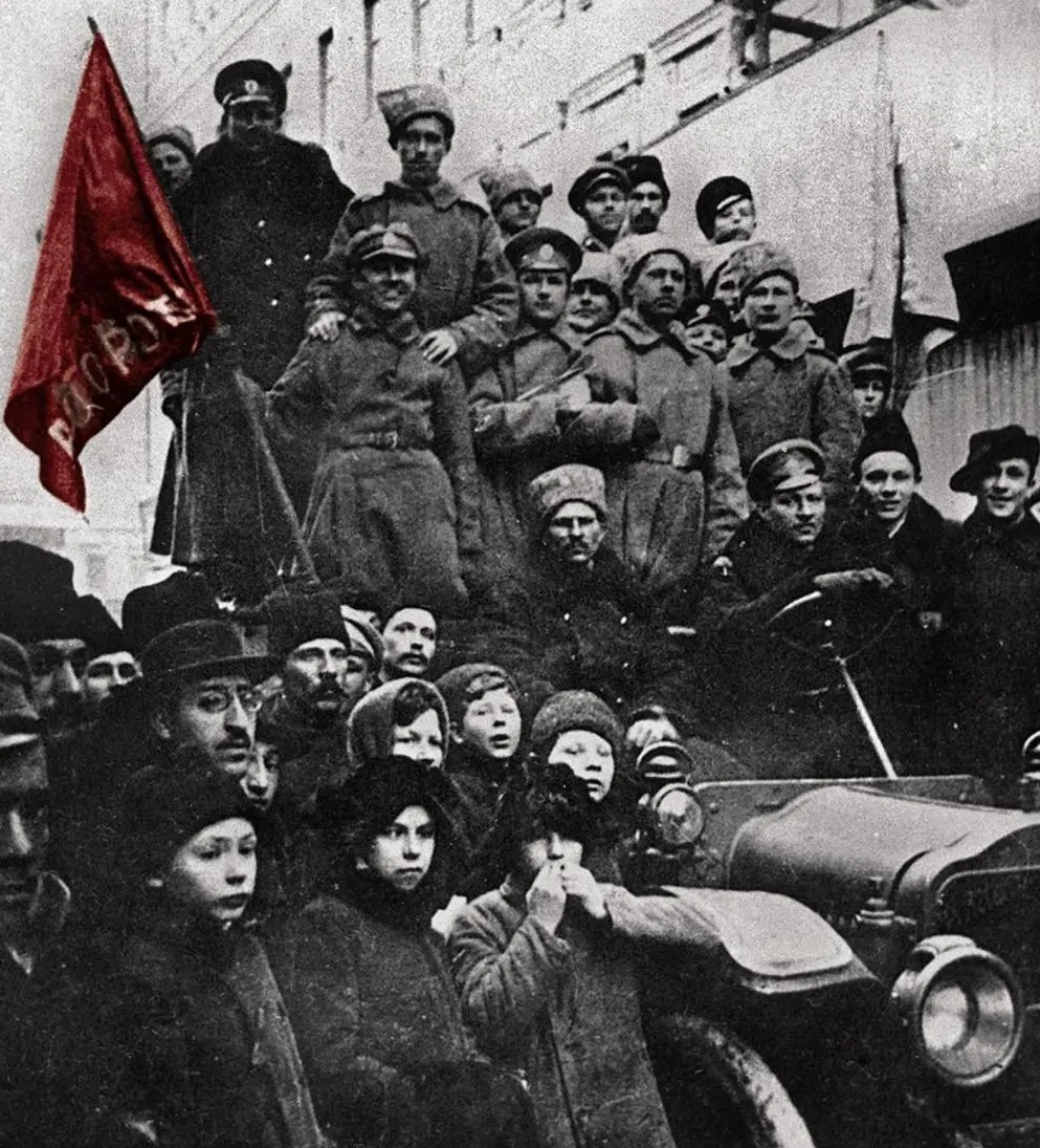 "La república que querría establecer para mis compatriotas debería ser aquella cuya mera mención fuera en todo momento como un rayo de luz para los oprimidos de todos los países." 

James Connolly