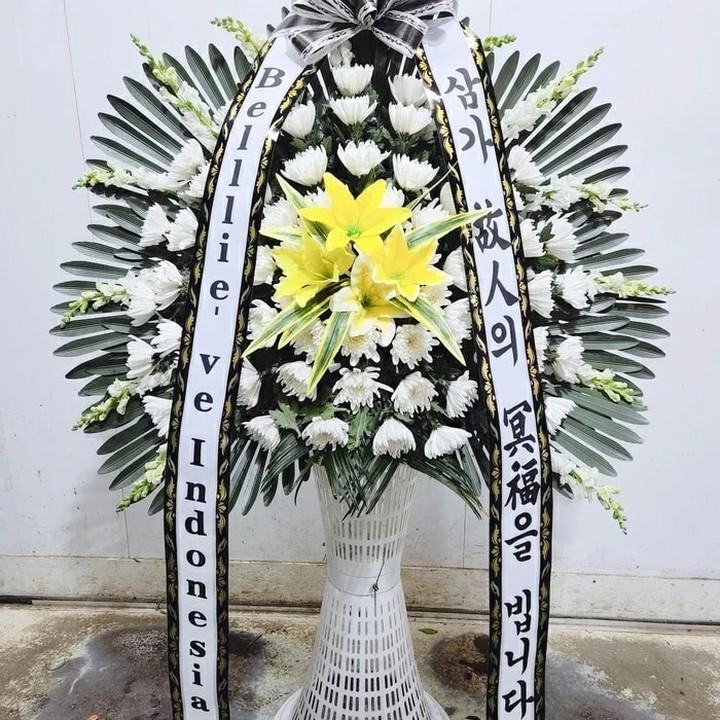 offclASTROid's tweet photo. Hi, Moonbin👋
Persembahan hadiah terakhir untukmu dari kami AROHA Indonesia, Bellliev'e Indonesia, dan teman-teman kami Seluruh Penggemar Kpop di Indonesia

3 Karangan Bunga kita sudah sampai di lokasi persemayaman Moonbin sore ini
Bin, semoga kamu bisa melihatnya dari atas sana https://t.co/PIiXK8wcrv
