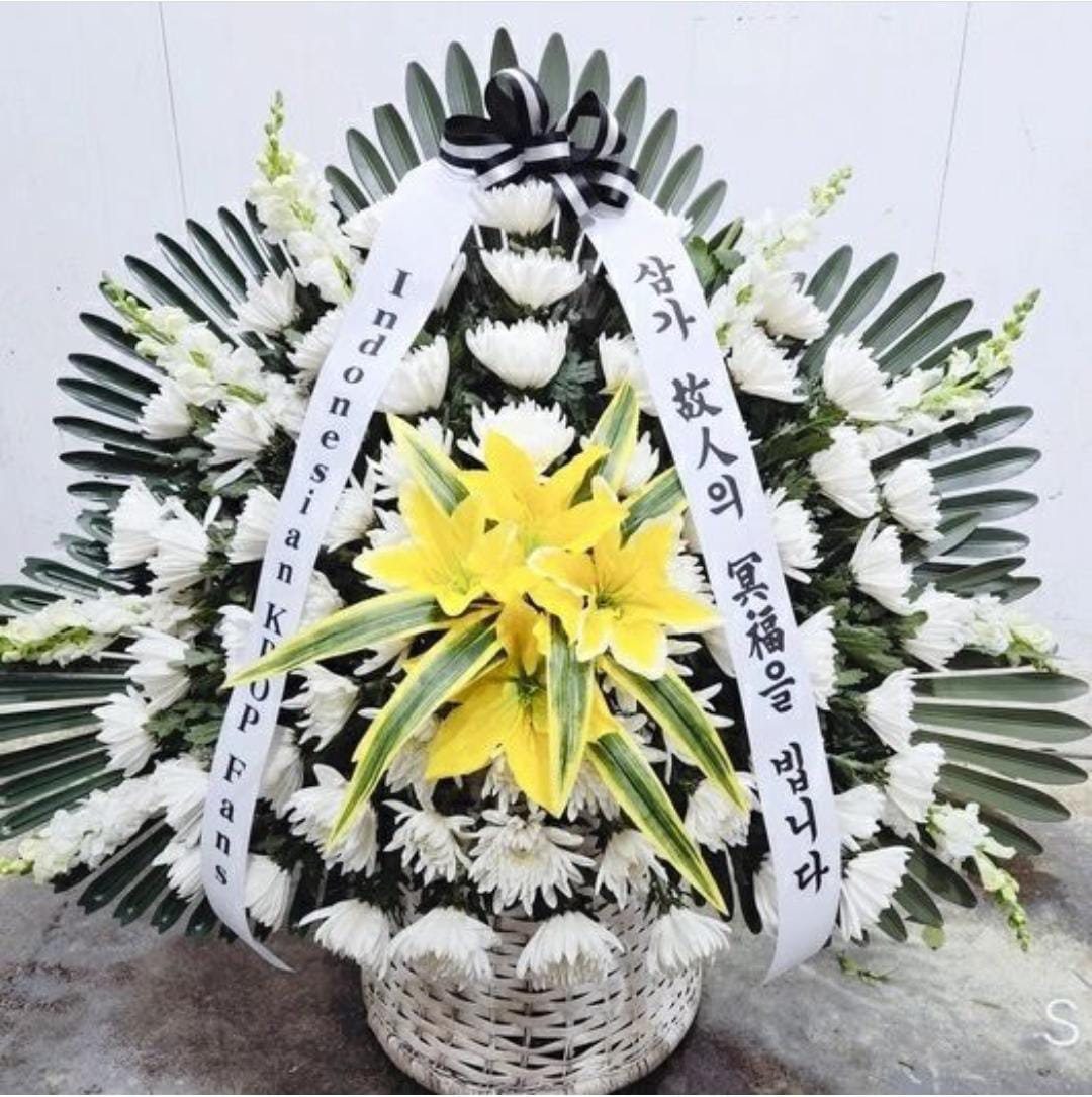offclASTROid's tweet photo. Hi, Moonbin👋
Persembahan hadiah terakhir untukmu dari kami AROHA Indonesia, Bellliev'e Indonesia, dan teman-teman kami Seluruh Penggemar Kpop di Indonesia

3 Karangan Bunga kita sudah sampai di lokasi persemayaman Moonbin sore ini
Bin, semoga kamu bisa melihatnya dari atas sana https://t.co/PIiXK8wcrv