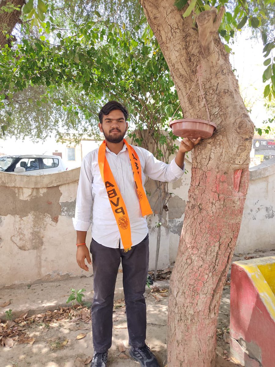 abvpsgnr's tweet photo. श्रीगंगानगर जिले की गजसिंहपुर इकाई के कार्यकर्ताओं द्वारा शहर के परमानन्द डिग्री महाविद्यालय में शुक्रवार को एसएफडी आयाम व परिंडे लगाओ - पक्षी बचाओ अभियान के तहत परमानन्द महाविद्यालय में करीब 5 जगह पर अखिल भारतीय विद्यार्थी परिषद के कार्यकताओं द्वारा परिंडे लगाये गये। https://t.co/I96rzPOz7m
