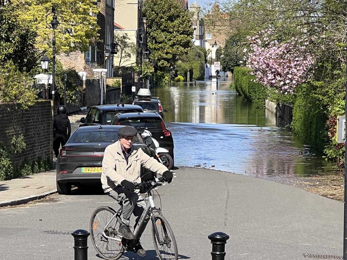 Chiswick Mall was looking like a swimming pool a couple of days ago. Anyone know if that water level is generally rising? Looks pretty high to me!
#Chiswick