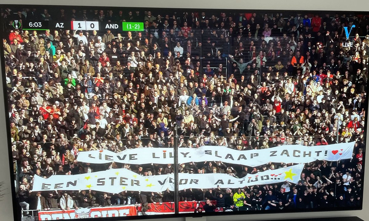 MartinStoker's tweet photo. Supporters worden vaak bekritiseerd, maar wat een kippenvelmoment gisteren. Hulde voor deze actie in de 5de minuut. #lily #azand #azsupporters @AZAlkmaar https://t.co/to4UdRWQq2