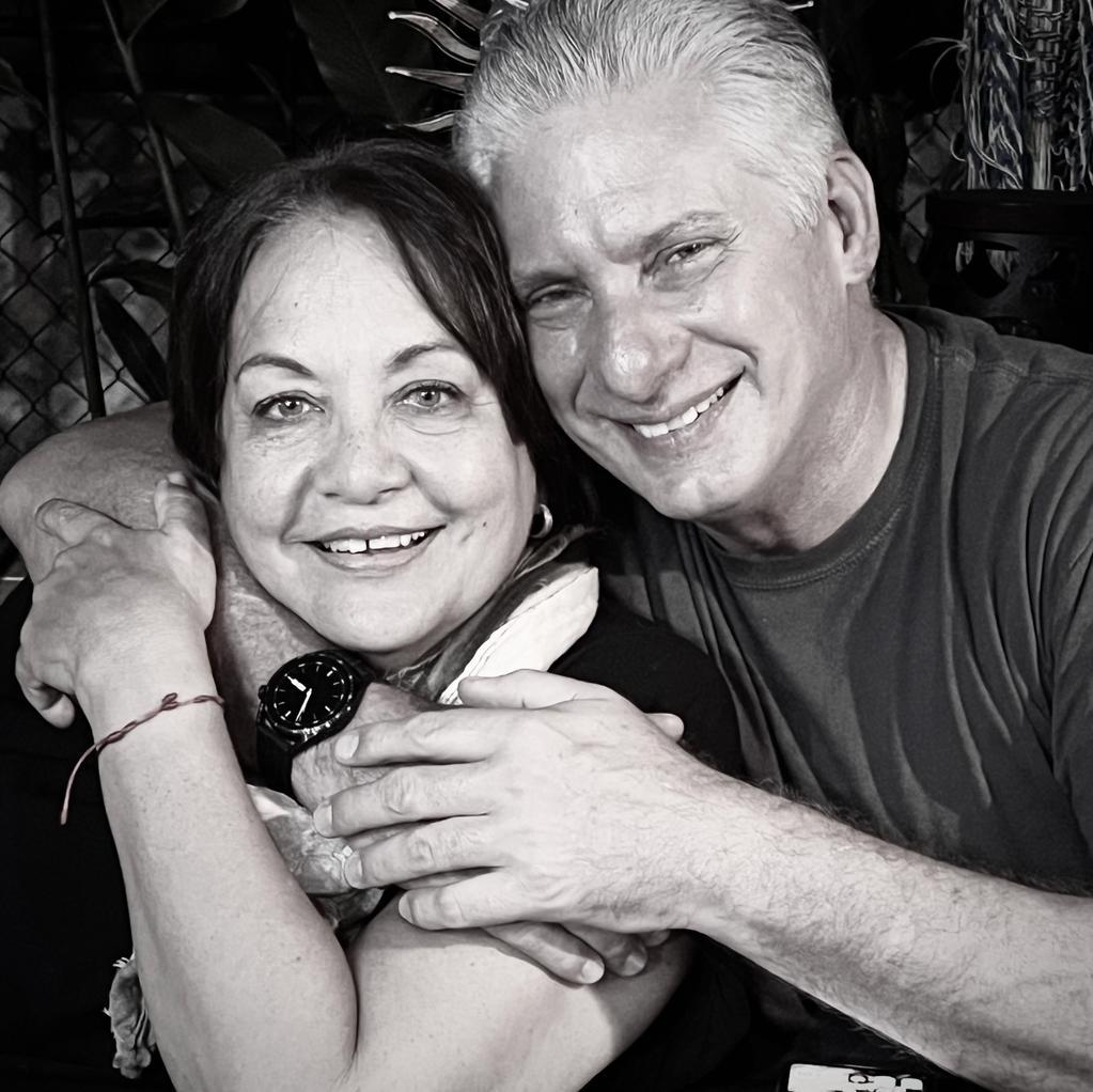 Muchas felicidades en su cumple a nuestra hermana del alma, a mi compañera en todos los tiempos, a esa persona de la que nos es imposible estar lejos. En nuestra familia te queremos  infinitamente, <a href="/DerivetmR/">Arleen Rodríguez Derivet</a>.