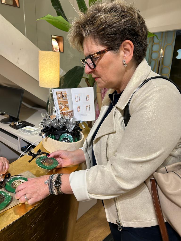 Un any més he adquirit la meva rosa solidària de #SantJordi de <a href="/Santipamies/">santi_pamies_joiers</a>, aquest any en benefici de l'#ELA. Enhorabona per aquesta gran iniciativa! <a href="/swimforela/">Swim For ELA</a>