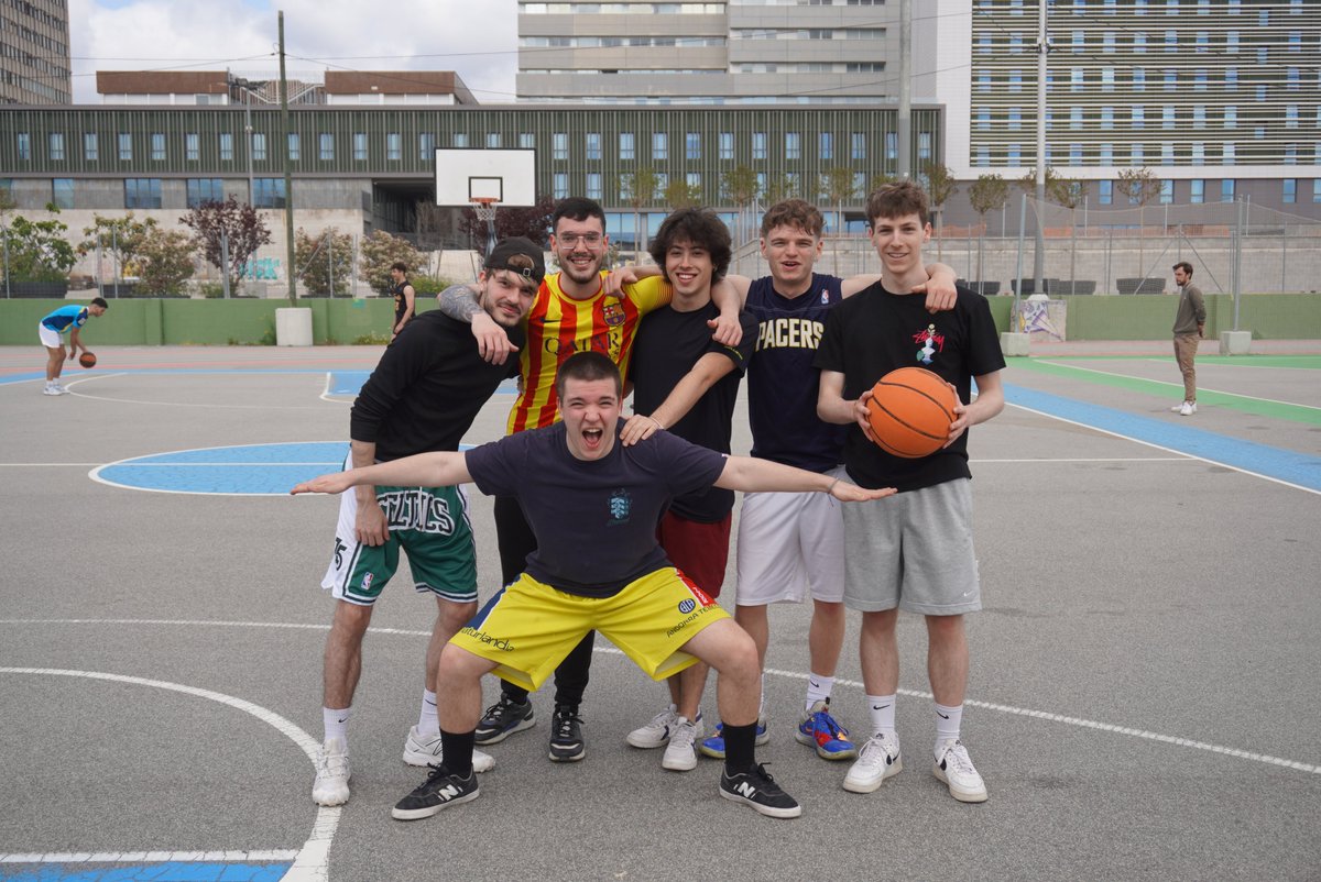 ENTI_BCN's tweet photo. Avui és l' #ENTIDAY , una jornada de festa i celebració 🥳
Tindrem esports ⚽🏀, foodtrucks 🍔, videojocs 👾 i un escenari on els del Grau de Musica 🎹🎤 ens animaran la tarda.
Gràcies a tots per ser la #ComunitatENTI i passeu-vos-ho molt bé!
#ENTILife #Festa #Germanor https://t.co/ztmcTQdBMk