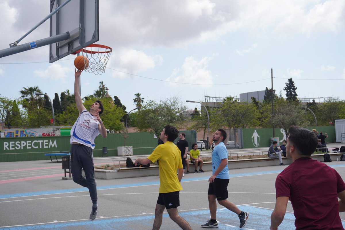 ENTI_BCN's tweet photo. Avui és l' #ENTIDAY , una jornada de festa i celebració 🥳
Tindrem esports ⚽🏀, foodtrucks 🍔, videojocs 👾 i un escenari on els del Grau de Musica 🎹🎤 ens animaran la tarda.
Gràcies a tots per ser la #ComunitatENTI i passeu-vos-ho molt bé!
#ENTILife #Festa #Germanor https://t.co/ztmcTQdBMk