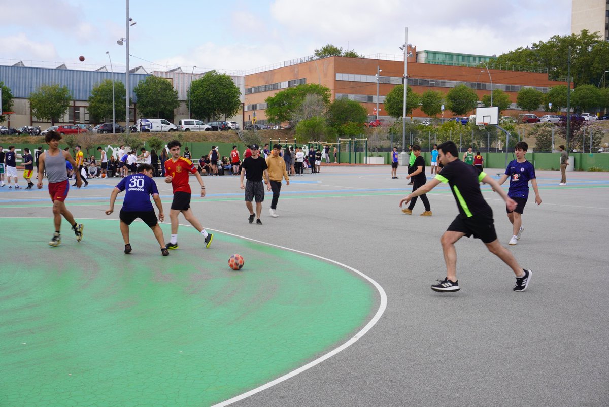 ENTI_BCN's tweet photo. Avui és l' #ENTIDAY , una jornada de festa i celebració 🥳
Tindrem esports ⚽🏀, foodtrucks 🍔, videojocs 👾 i un escenari on els del Grau de Musica 🎹🎤 ens animaran la tarda.
Gràcies a tots per ser la #ComunitatENTI i passeu-vos-ho molt bé!
#ENTILife #Festa #Germanor https://t.co/ztmcTQdBMk
