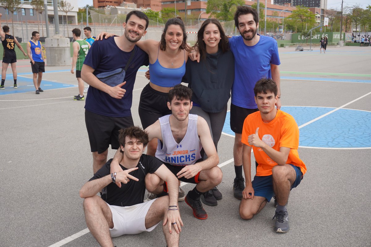 ENTI_BCN's tweet photo. Avui és l' #ENTIDAY , una jornada de festa i celebració 🥳
Tindrem esports ⚽🏀, foodtrucks 🍔, videojocs 👾 i un escenari on els del Grau de Musica 🎹🎤 ens animaran la tarda.
Gràcies a tots per ser la #ComunitatENTI i passeu-vos-ho molt bé!
#ENTILife #Festa #Germanor https://t.co/ztmcTQdBMk