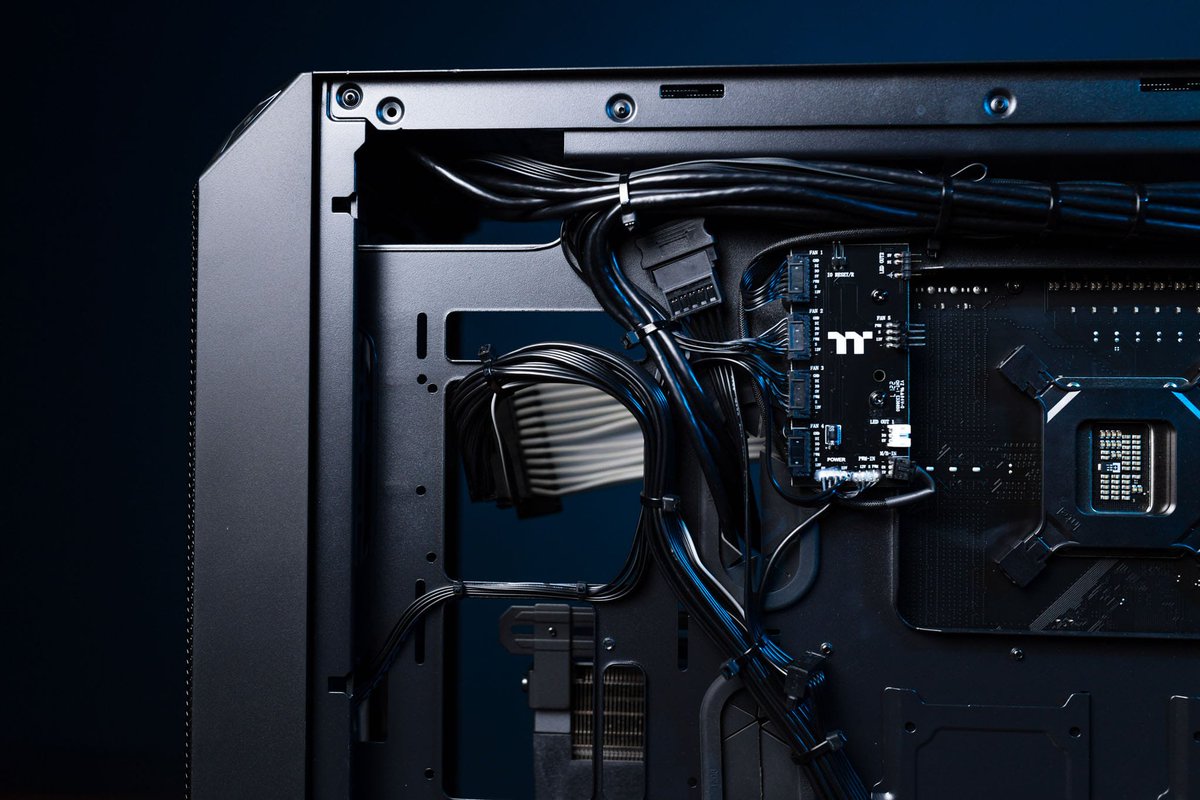 ThermaltakeInc's tweet photo. Check out this nice View 300 MX build by Fjariltech
Thanks for the support!

🔍Learn more:
Black: https://t.co/F2mHcz1vVB
White: https://t.co/3Ep3Vxhg95

#Thermaltake #View300MX #MidTowerChassis #200mmfans #dualfrontpanels #dual360AIO #Fjariltec https://t.co/8gEw7VFER2