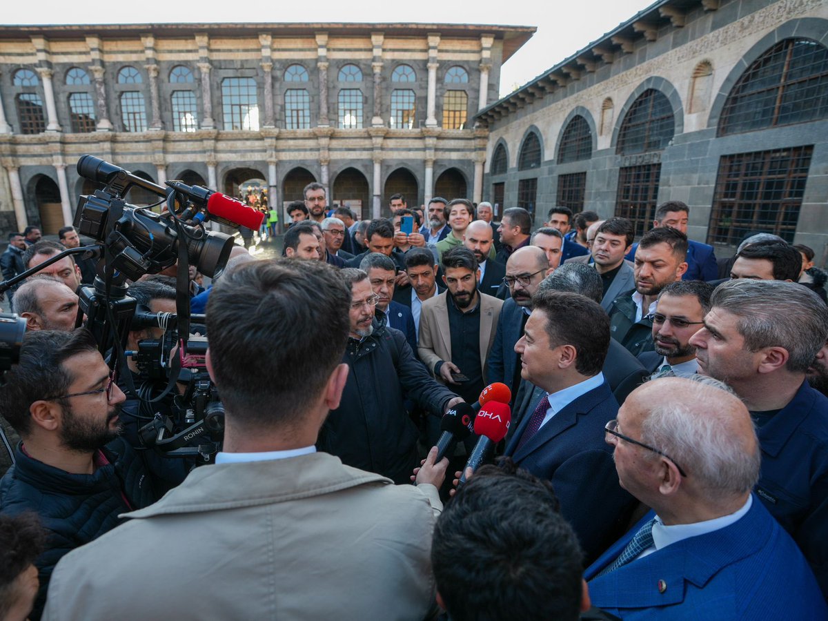 Bayramı Diyarbakır'da karşıladık.

Ulu Camii'deki bayram namazının ardından Halil İbrahim Sofrası Buluşması'nda Diyarbakırlı vatandaşlarımızla bayramlaştık.

Bir kez daha Ramazan Bayramımızı tebrik ediyor, hepimiz için hayırlara vesile olmasını diliyorum.