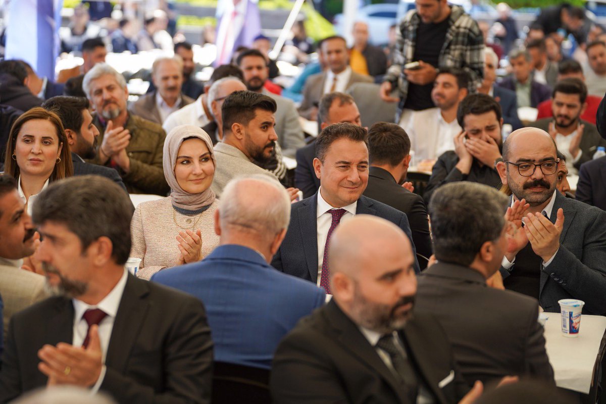alibabacan's tweet photo. Bayramı Diyarbakır'da karşıladık.

Ulu Camii'deki bayram namazının ardından Halil İbrahim Sofrası Buluşması'nda Diyarbakırlı vatandaşlarımızla bayramlaştık.

Bir kez daha Ramazan Bayramımızı tebrik ediyor, hepimiz için hayırlara vesile olmasını diliyorum. https://t.co/VAeLxqQtzK