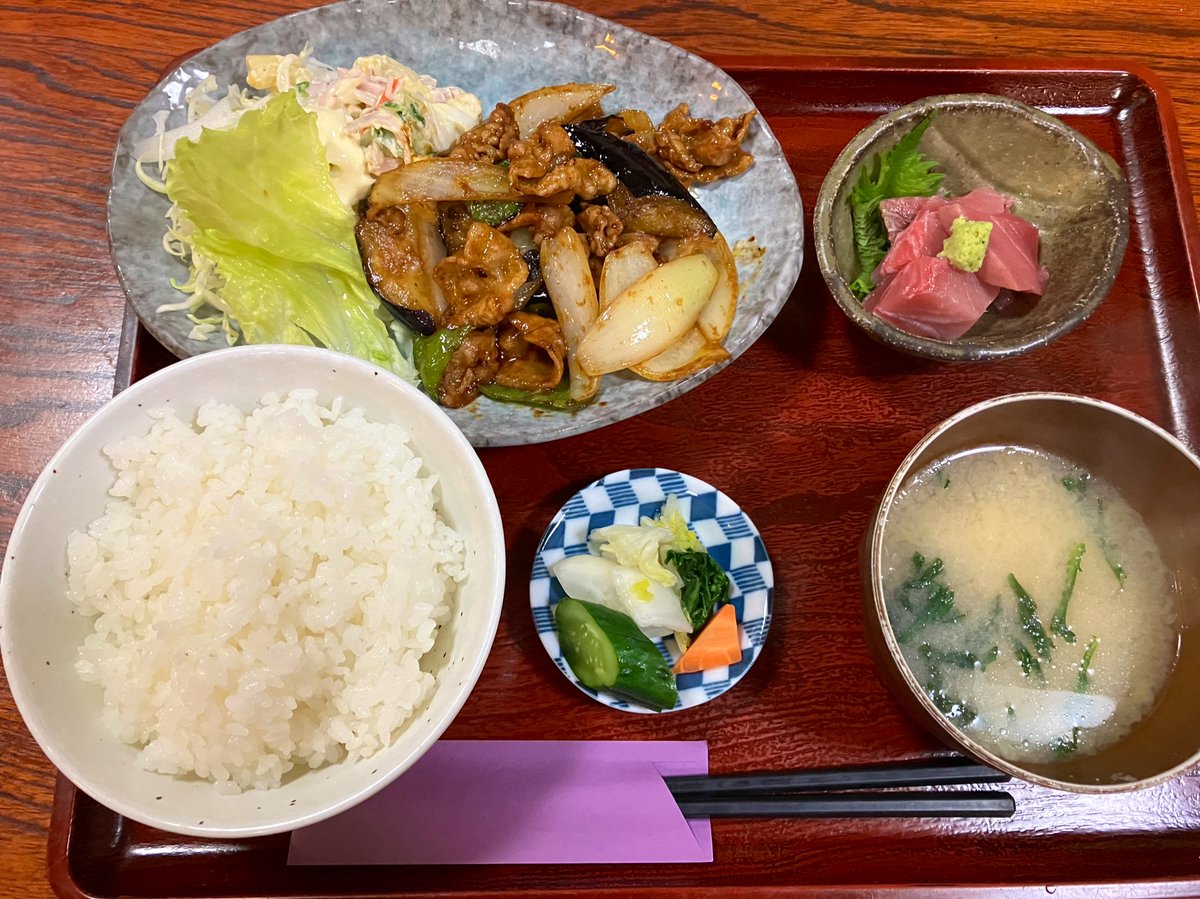 d_6nd's tweet photo. 三島のまちなかランチと言えば #さがみ
この日の日替わりランチは豚肉と茄子の味���炒め
お刺身とかもう一品がついてお得感あるんです
#三島市観光アンバサダー
#880円
https://t.co/wX8FLxu46m https://t.co/0HDi1Ap7oQ