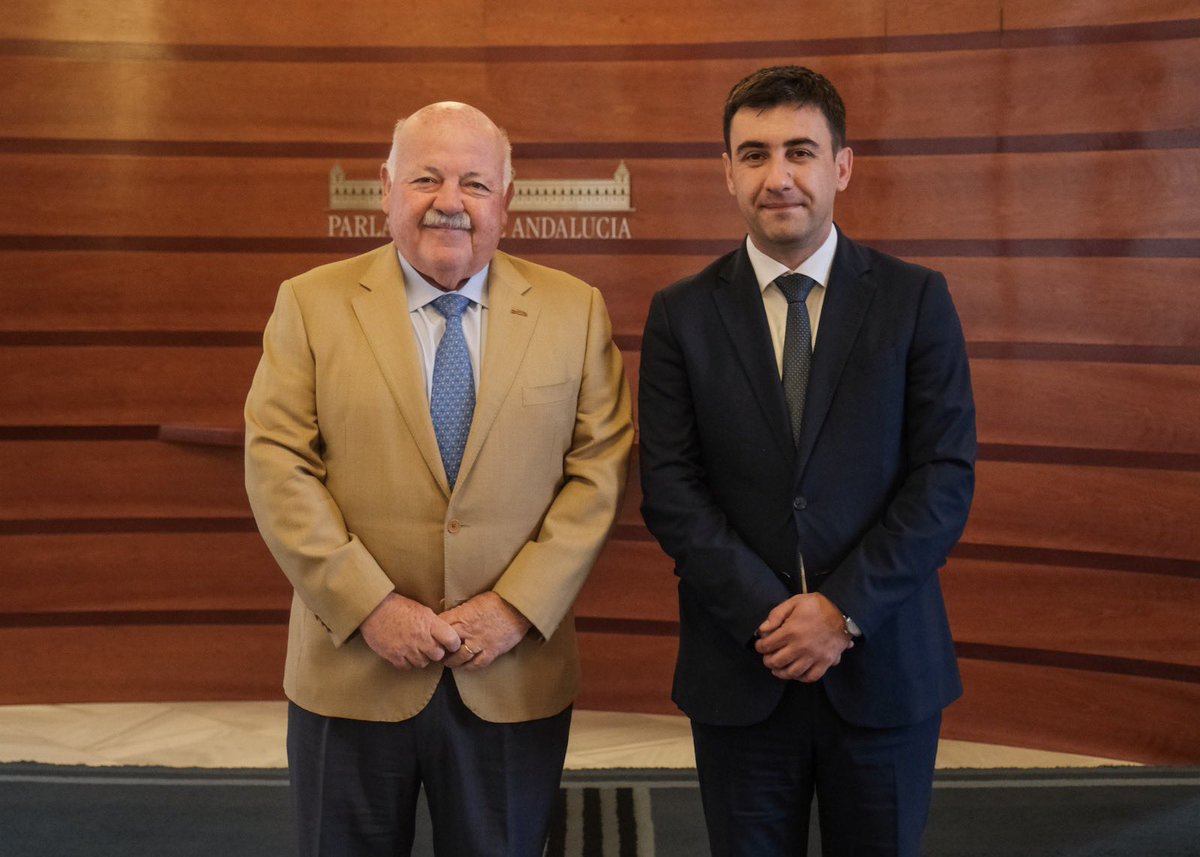 ParlamentoAnd's tweet photo. El presidente del Parlamento de Andalucía, @jesusraguirre, ha recibido hoy al embajador de Armenia en España, @sos_avetisyan, de visita oficial en Sevilla. https://t.co/DxFVmrD28D