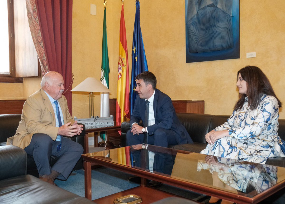 ParlamentoAnd's tweet photo. El presidente del Parlamento de Andalucía, @jesusraguirre, ha recibido hoy al embajador de Armenia en España, @sos_avetisyan, de visita oficial en Sevilla. https://t.co/DxFVmrD28D