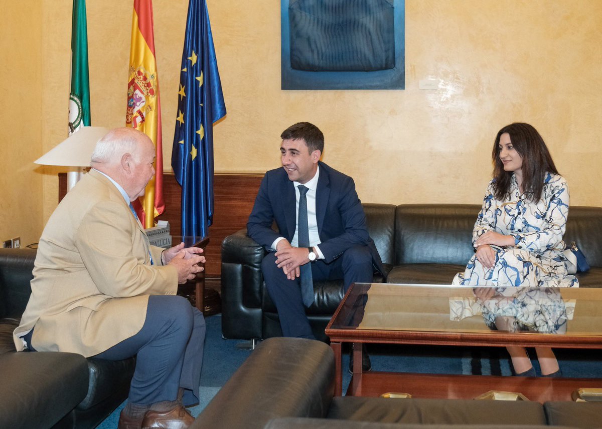 ParlamentoAnd's tweet photo. El presidente del Parlamento de Andalucía, @jesusraguirre, ha recibido hoy al embajador de Armenia en España, @sos_avetisyan, de visita oficial en Sevilla. https://t.co/DxFVmrD28D