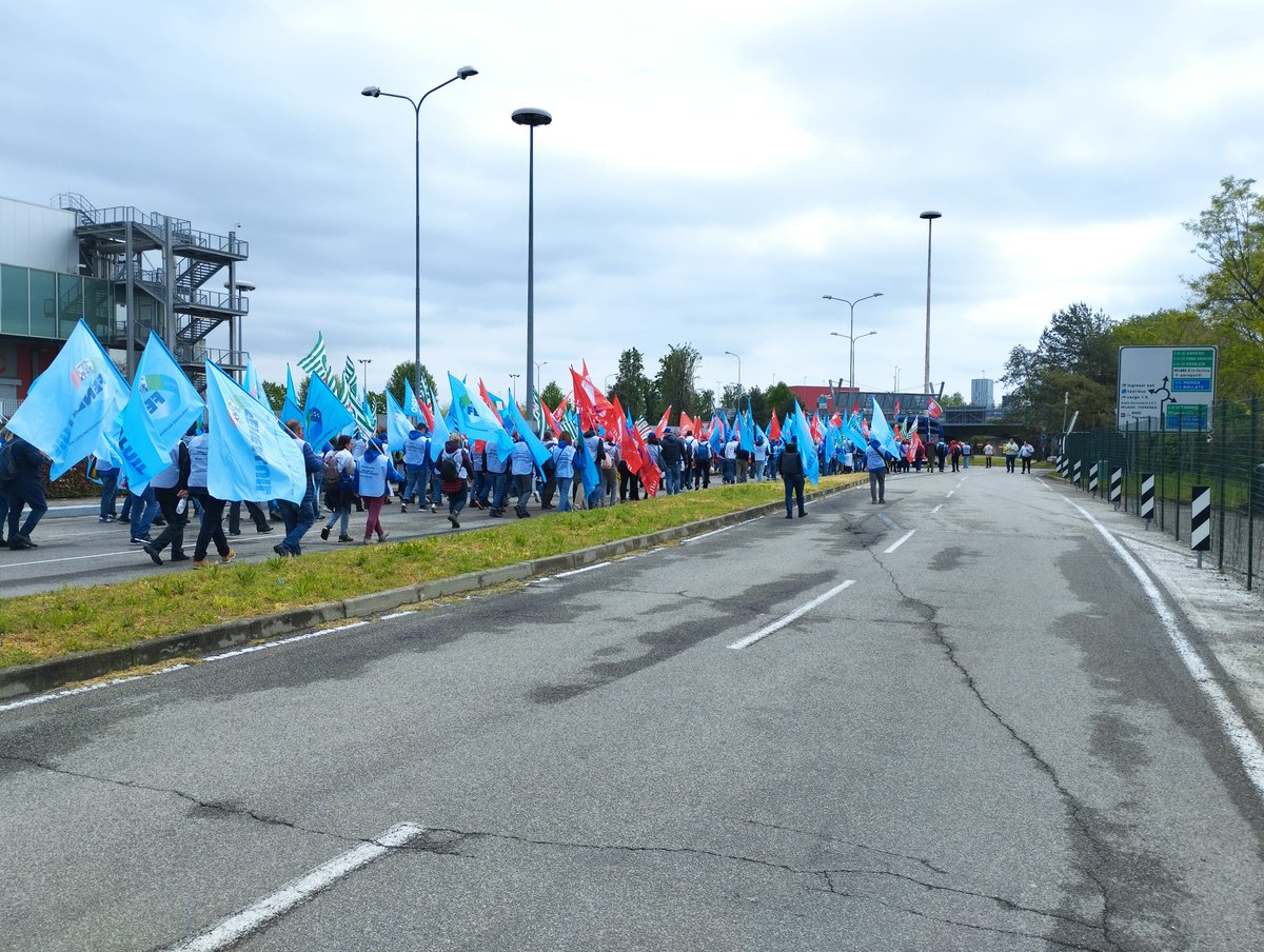 FENEALUIL_'s tweet photo. #Sciopero #legno #Respect4workers
Il lungo corteo a Milano #Salonedelmobile2023 dei lavoratori del comparto per chiedere il rinnovo del contratto
#contrattosubito
A Milano chiude la manifestazione il Segretario Generale Feneal Vito #Panzarella https://t.co/XfsEO9qbWU