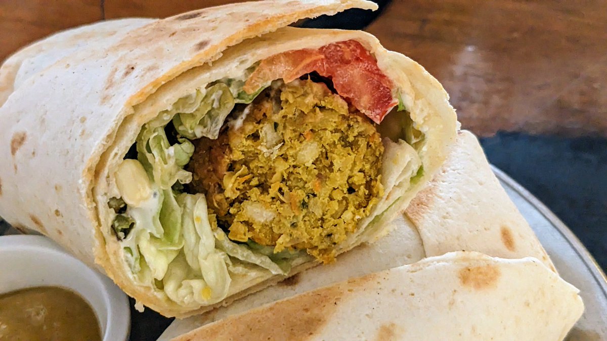 VeganOlive1's tweet photo. Found this amazing little bar hangout called #Gugar Valetta it's vegetarian with #Vegan options..falafel wrap & bean burger #Vegancruiser #Cruiser 😋☺️🌻🌱🌞😎 https://t.co/fsxR0MHBiS