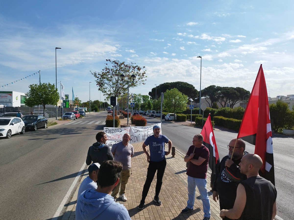 Otro viernes más, el comité de Rovi Alcalá concentrado a las puertas de la empresa reivindicando sus derechos.