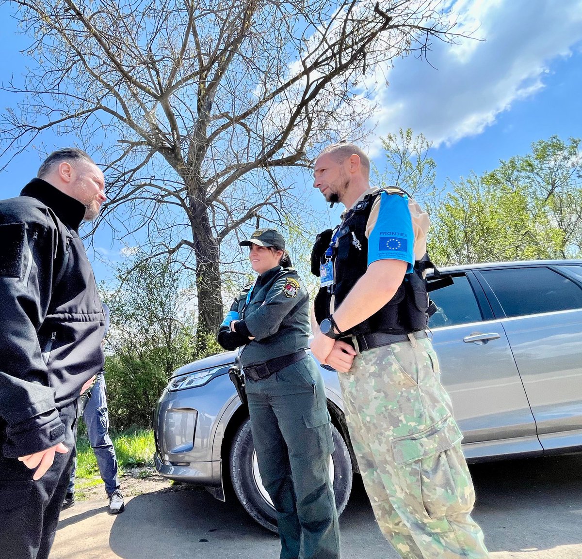 Frontex's tweet photo. 🌍 140+ #StandingCorps #Frontex officers from Europe now posted in Serbia, bolstering knowledge & skills exchange w/ local border guards! 🤝 Deputy Executive Director Lars Gerdes visits #Gradinje border post on his Western Balkans tour, celebrating our collaborative team! 💪 #StrongerTogether