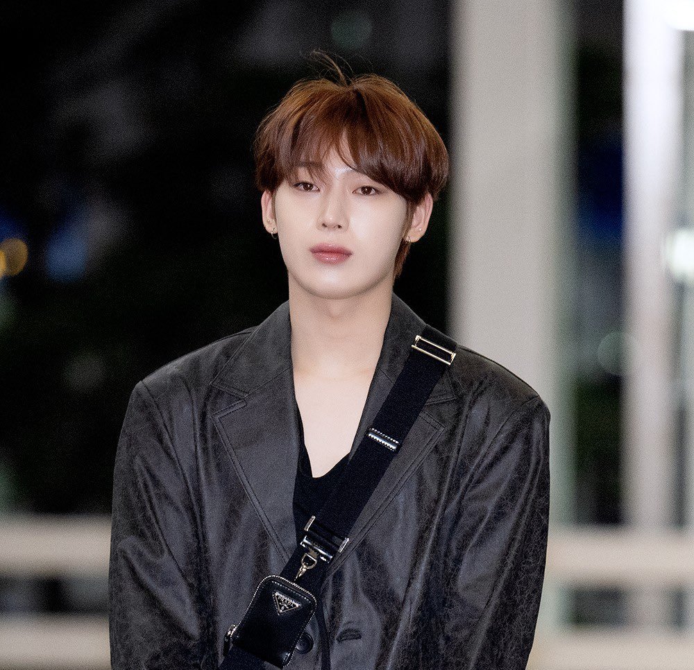 only_icepark's tweet photo. Enhypen leaving Incheon airport they are all dressed in black in honor of the late ASTRO's Moonbin their eyes say it all 💔🖤

#ENHYPEN #MOONBIN #ASTRO https://t.co/egPS383Jcx