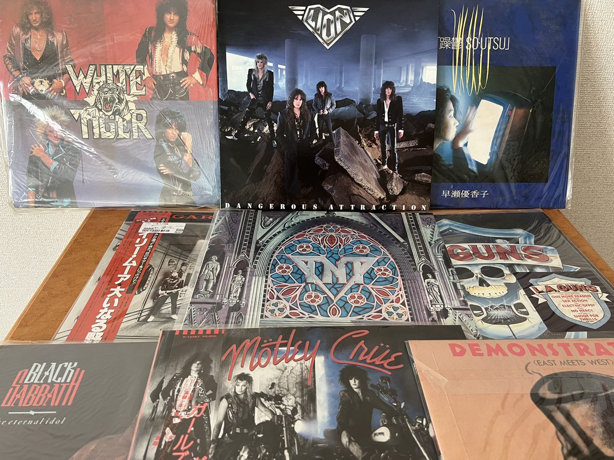 Ms000319's tweet photo. 一人暮らしで念願のレコードが聴ける！実家から気になったレコード持ってきました😊1枚だけ場違いな感じあるけど早瀬優香子って人のレコードも結構よかったです！笑
 #レコード https://t.co/YZrUXFXkDj