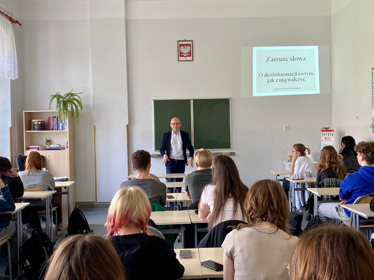 EDSlupsk's tweet photo. Wizyta dr Bartłomieja Zapały - eksperta @TeamEuropePL w słupskich szkołach: w V LO i w "Ekonomiku" 🙃 https://t.co/8xMAPgUkhE