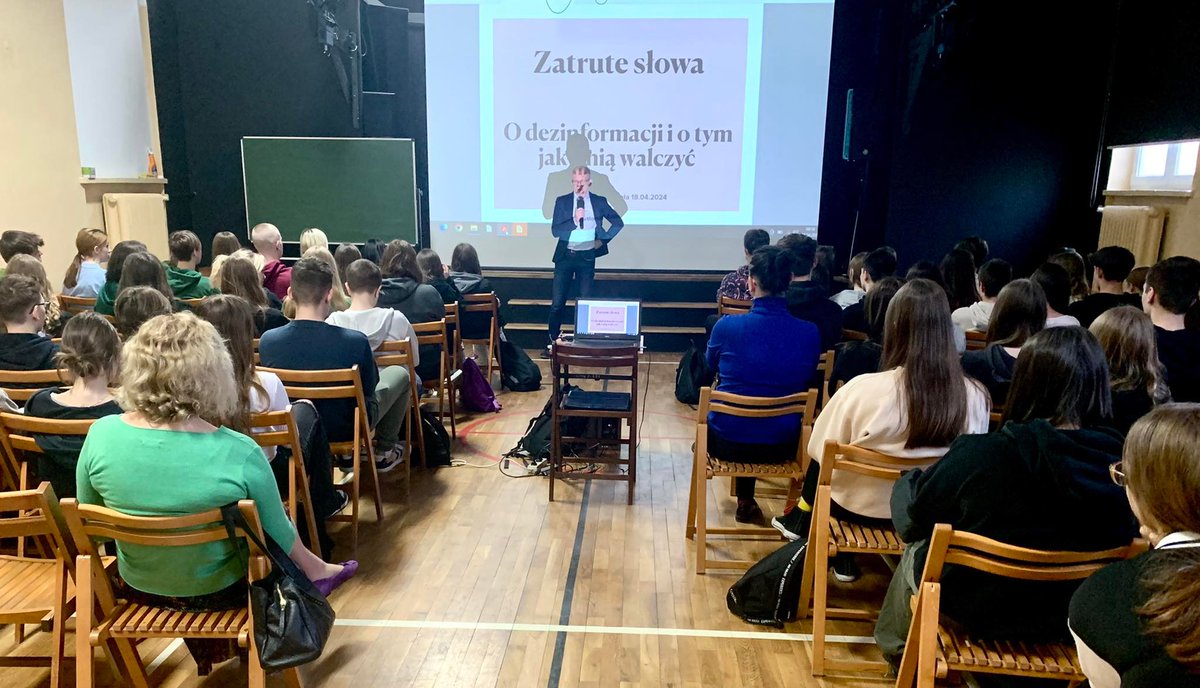 EDSlupsk's tweet photo. Wizyta dr Bartłomieja Zapały - eksperta @TeamEuropePL w słupskich szkołach: w V LO i w "Ekonomiku" 🙃 https://t.co/8xMAPgUkhE