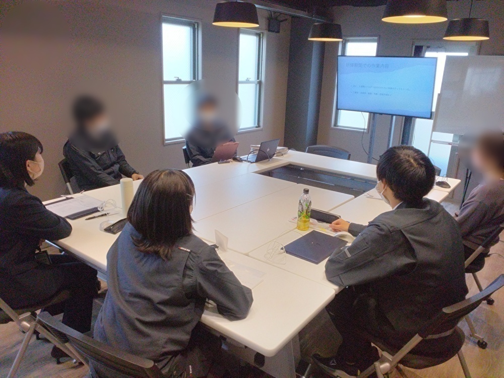 fuji_denki's tweet photo. 二年目社員も研修担当しています！
後輩3人も真剣に聞いていました👀
#尼崎市　#電気工事　#建設業　#新入社員研修 ＃現場監督　＃施工管理 https://t.co/0hkF0sBSre