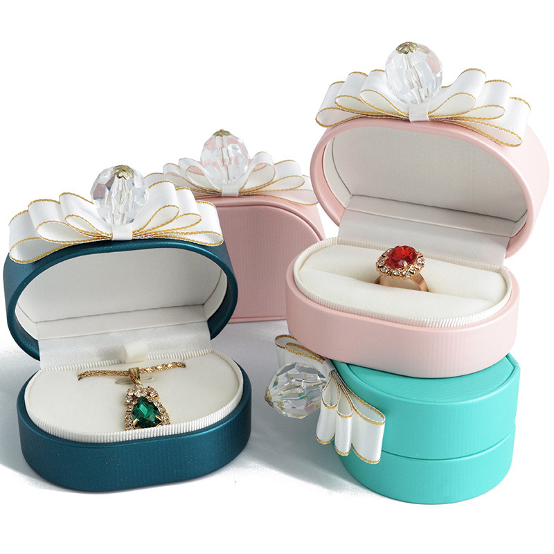 Many brands have their own representative colors and packaging. Whether it's rings, earrings, necklaces, diamonds or accessories,they are all packed into such a luxurious bow box.#jewelrybox #luxuryjewelrybox #luxury #paperbox #bowbox #packaging