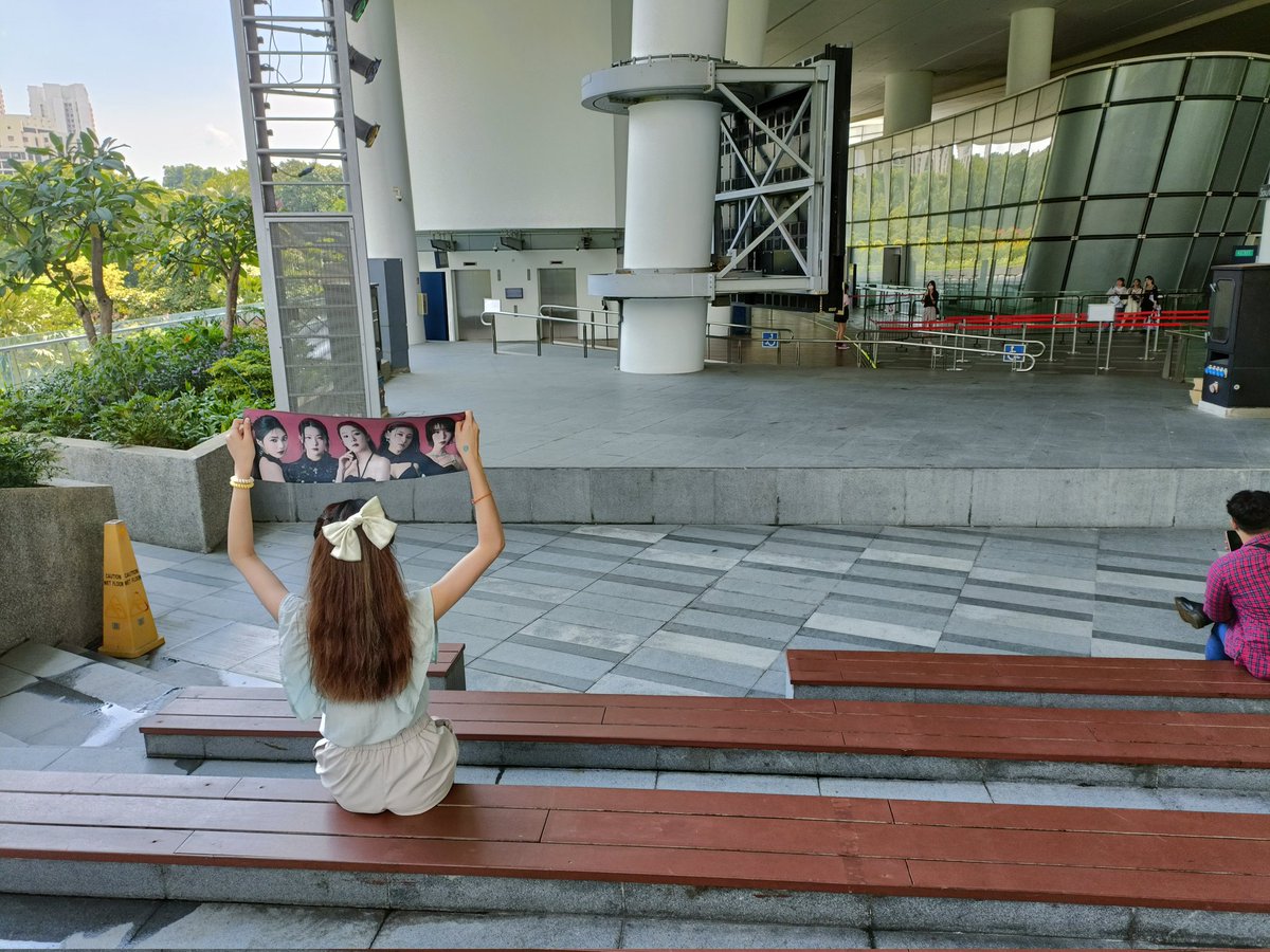 RV1STMYFANBASE's tweet photo. We are here! 🙌🏻

#RedVelvet #RtoVinSG https://t.co/9VtssSxa3J