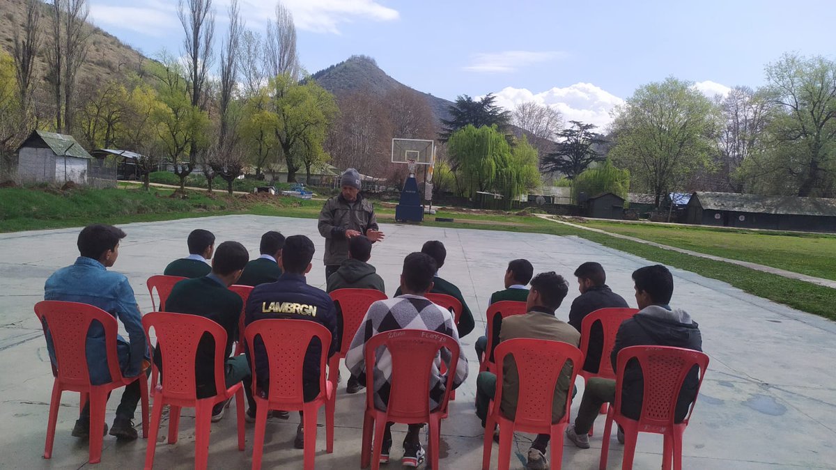 WularBattalion's tweet photo. In continuous efforts of Indian Army to maintain healthy relationship and bonding with the locals, #Watlab Camp of Wular Battalion carried out a Lecture on Health and Hygiene for Youth for locals of neighbouring villages.
#Healthandhygiene
#Armywithkashmiris
#Wularbattalion https://t.co/k7F6kUCA6v